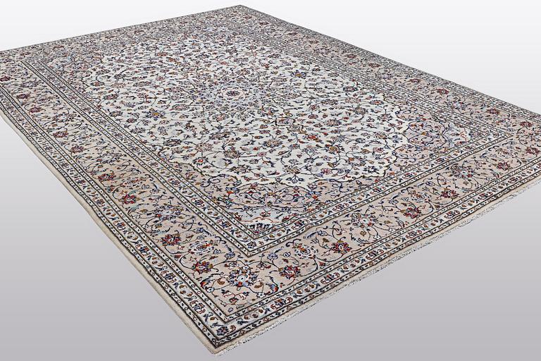 A carpet, Kashan, ca 344 x 245 cm.