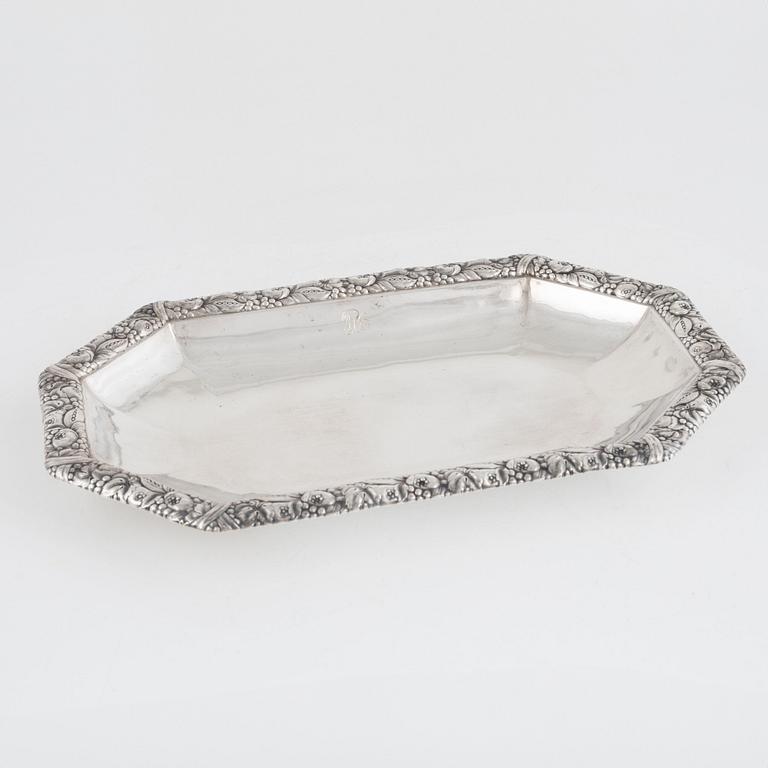 A silver dish, CG Hallberg, Stockholm, 1920.