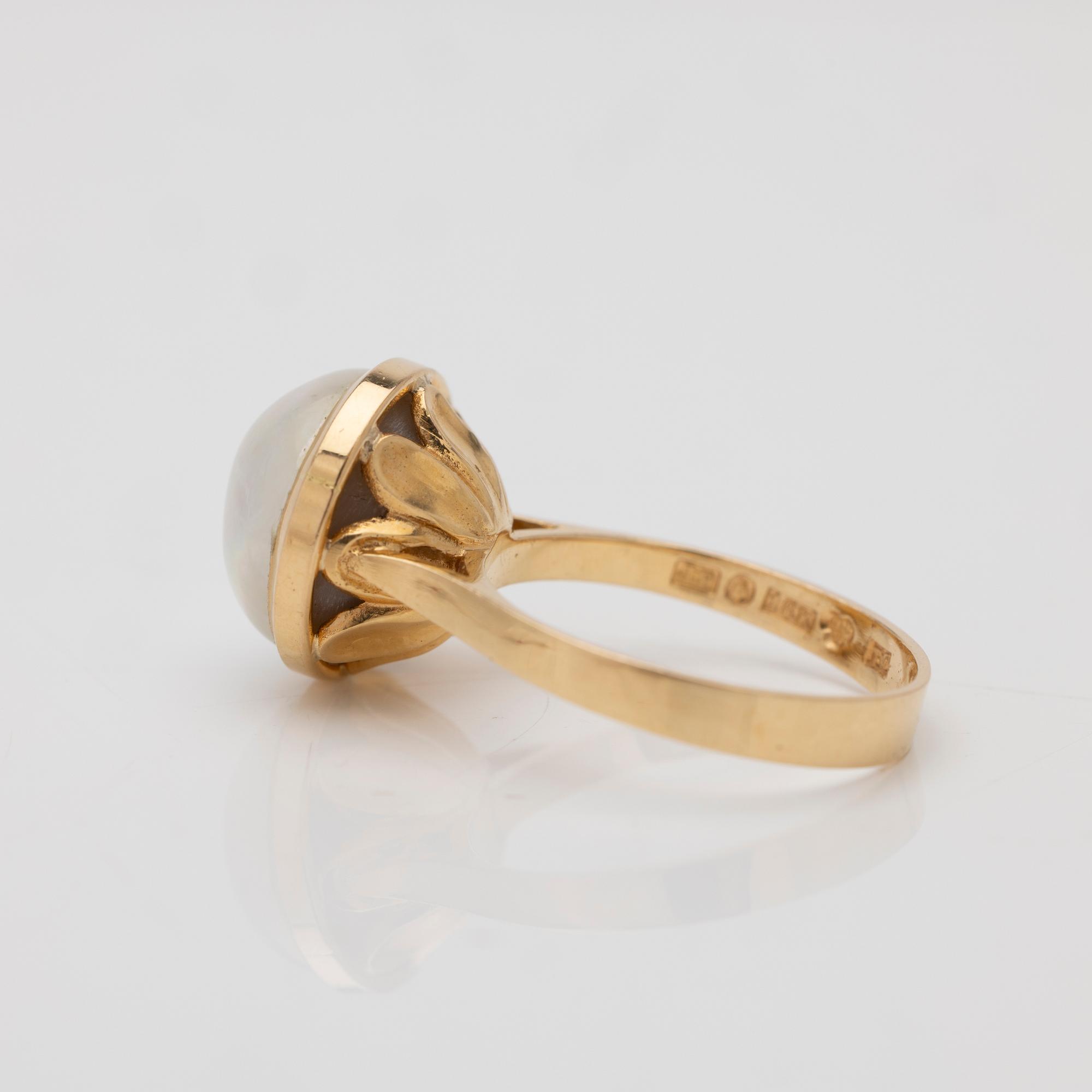 Ring 18K guld med en mabépärla.