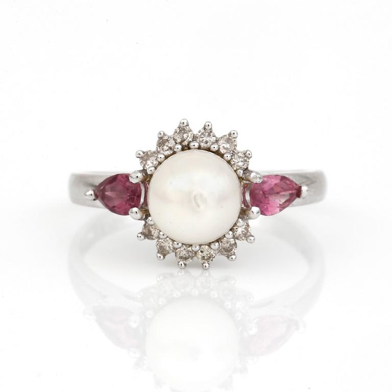 RING, 14K vitguld med rosa topaser, små diamanter och odlad sötvattenpärla. Totalvikt ca 2,78 g.
