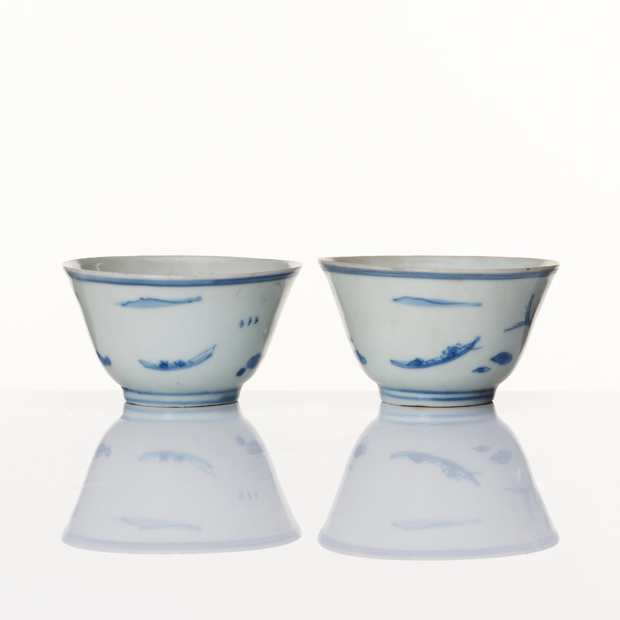 Koppar, två stycken, porslin. Ming dynastin, Transition/Chongzhen (1628-44).