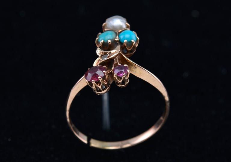 RING, 56 guld, rubiner, pärla, turkoser, diamant. St Petersburg 1898-1903. Vikt 2,3 g.