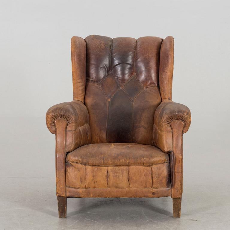 AN LEATHER EASY CHAIR FIRST HALF OF 20TH CENTURY,