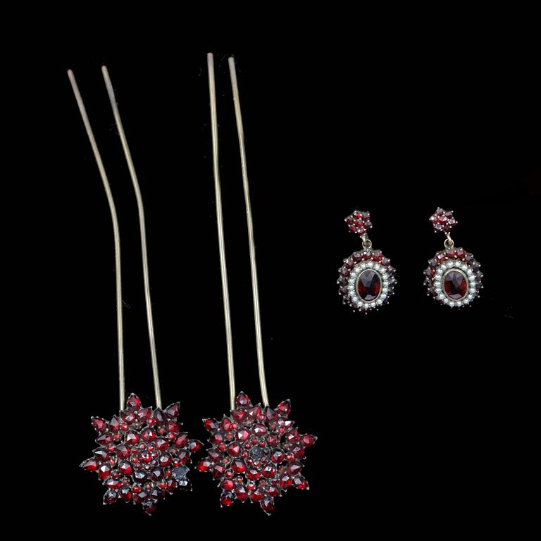 GRANATSMYCKEN, 4 delar, förgyllt silver och metall med granater, 1800/1900-tal.