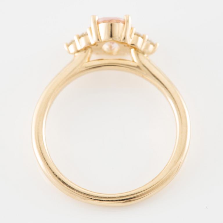 Ring in 14K gold with an oval-cut morganite and brilliant-cut diamonds.