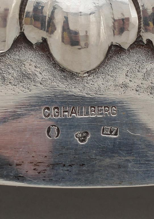 PRESENTERFAT, silver, Jugend, C G Hallberg, Stockholm, 1910. Vikt 558 g.