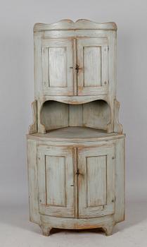 HÖRNSKÅP, allmoge, 1800-talets första hälft.