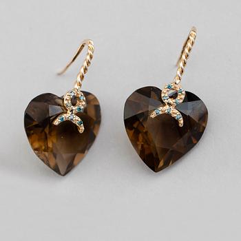 ÖRHÄNGEN, 1 par, 14 k guld, rökkvarts och färgade diamanter. Total vikt ca 10,5 g.