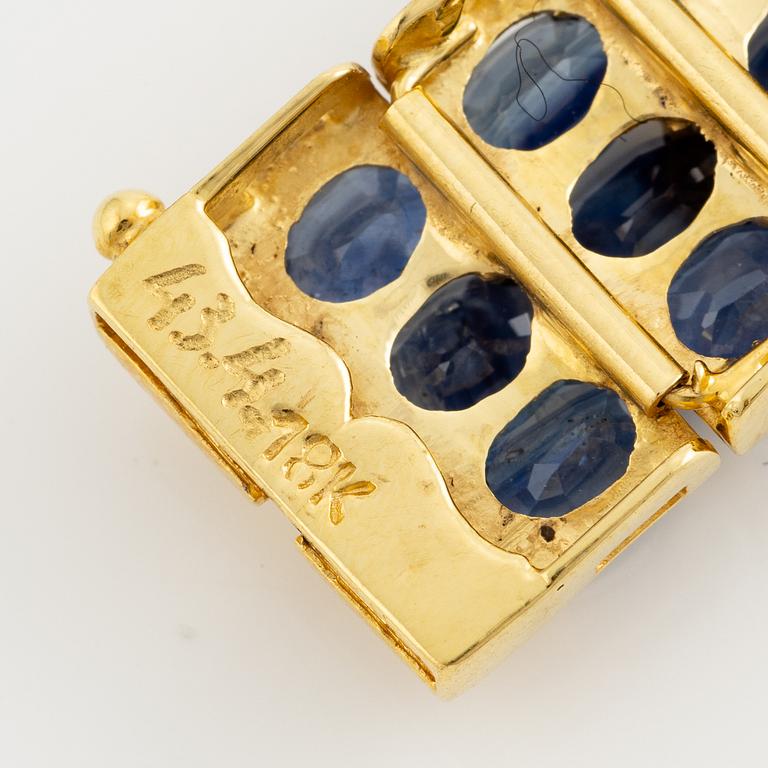 Bracelet 18K gold three rows of oval faceted sapphires.