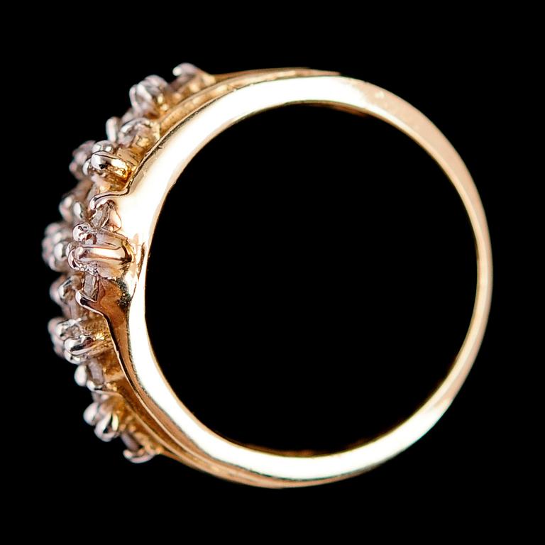 RING, 10 k, med diamanter 0.50 ct. Total vikt ca 4 g.