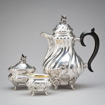 KAFFESERVIS, 3 delar. Silver, rokokostil. C.G Hallberg 1954. 810g.