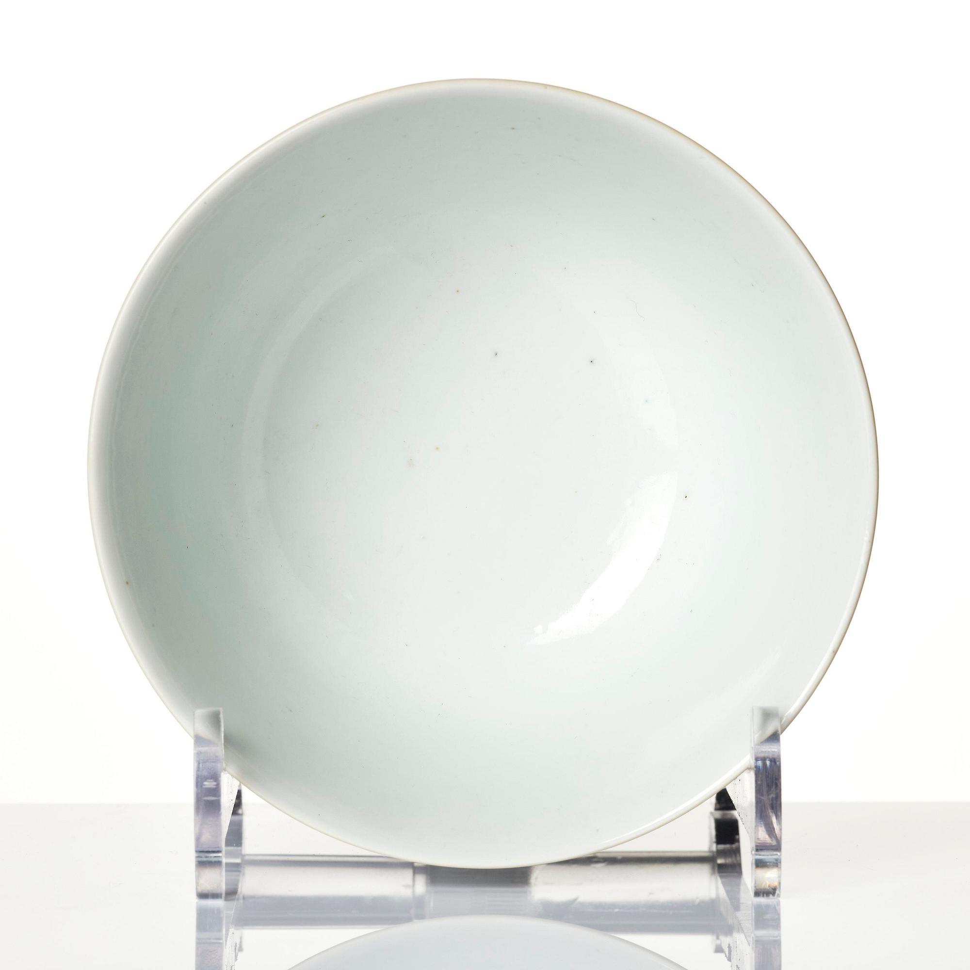 Skål, porslin. Qingdynastin, med Qianlongs märke och period (1736-95).