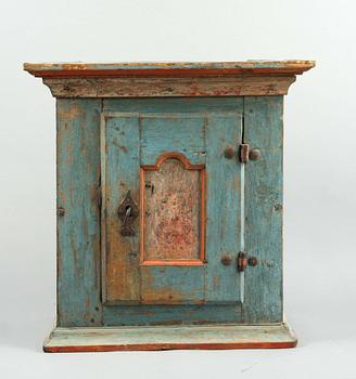 HÄNGSKÅP, allmoge, 1700-talets andra hälft.