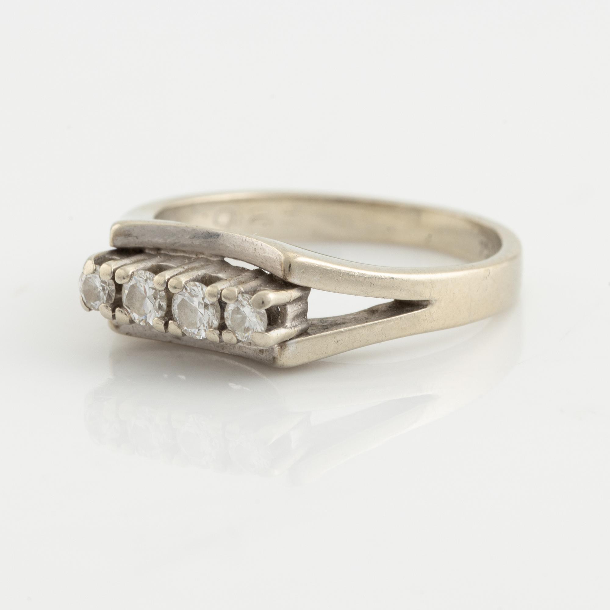 Ring, 18K white gold and four brilliant-cut diamonds.