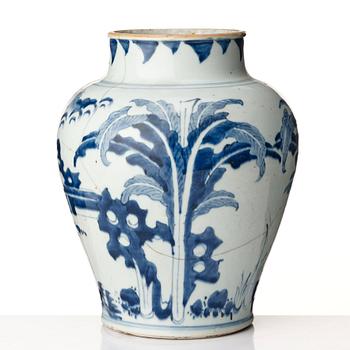 A blue and white transitional vase, 17th Century.