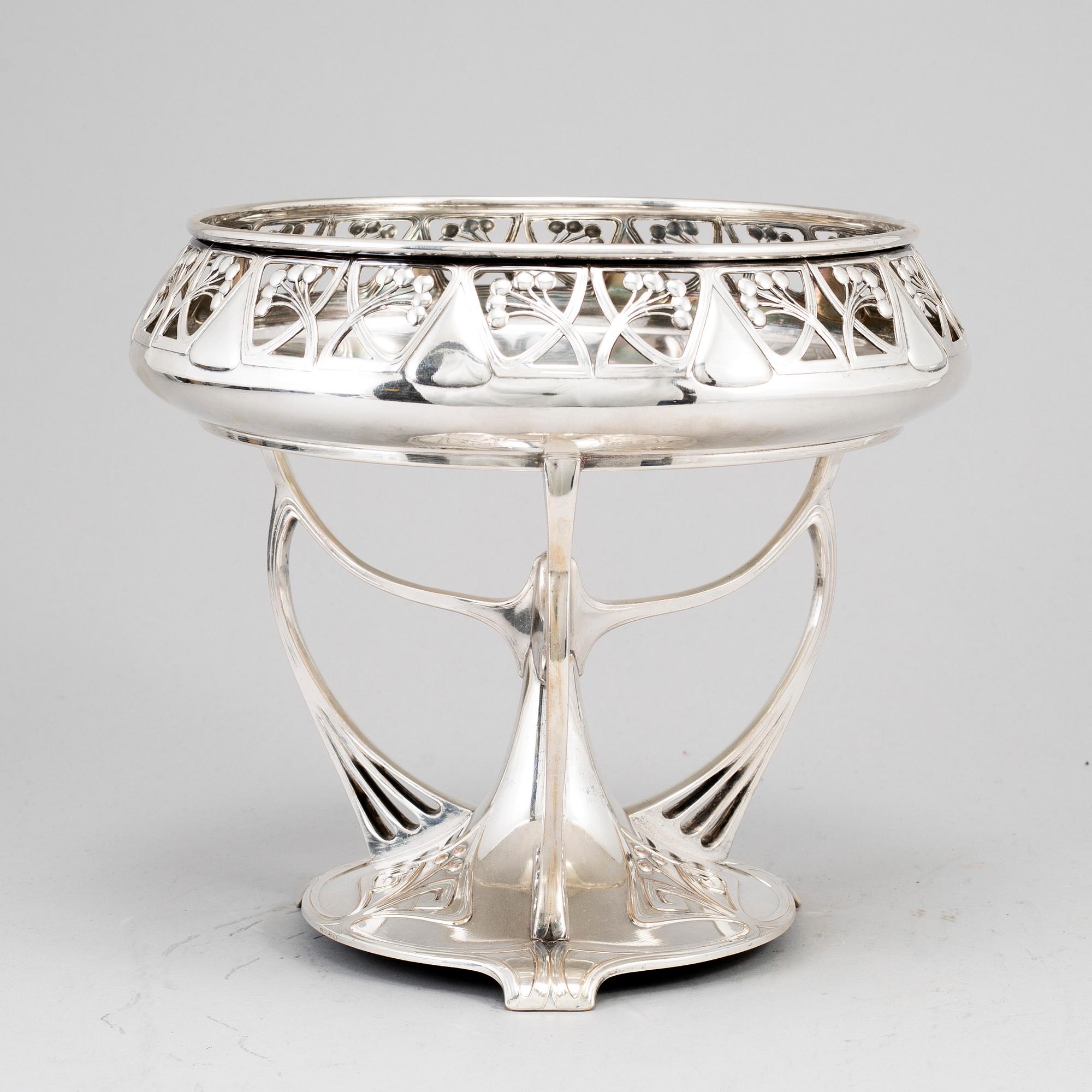 WÜRTTEMBERGISCHE METALLWARENFABRIK, a silver plated centerpiece, early 1900's.