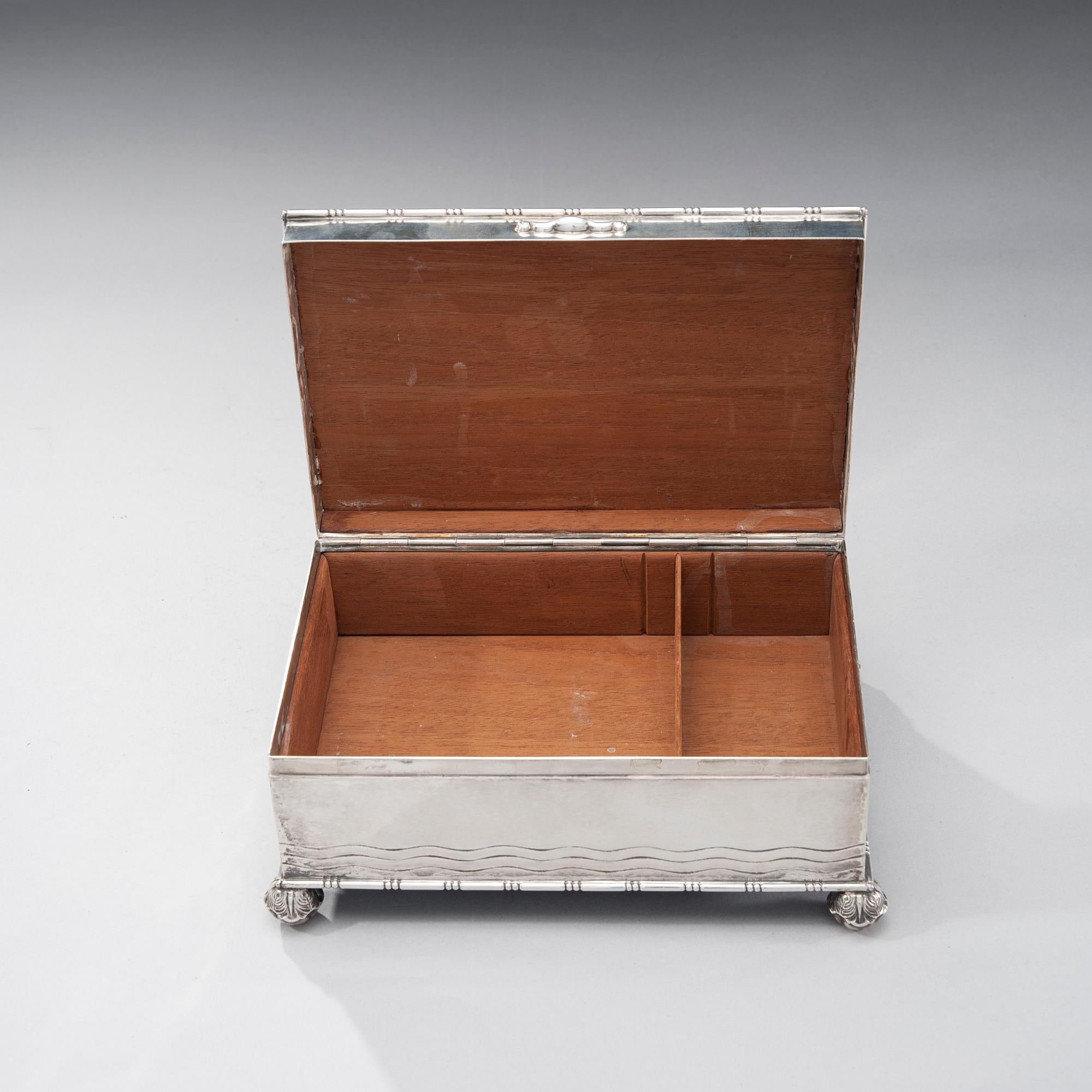 SKRIN, silver, C.G.Hallberg, Stockholm 1922. Vikt 1620 g.