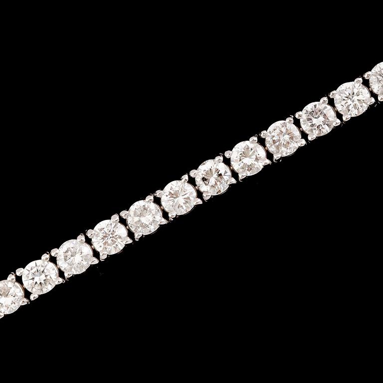 ARMBAND, 18 k vitguld, briljantslipade diamanter tot 6.55 ct. Vikt ca 14,6 g.