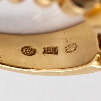 An 18K gold ring, with multi-coloured stones.