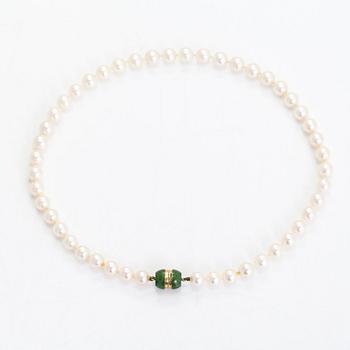 A cultured pearl necklace, with clasp in 18K gold and nephrite.