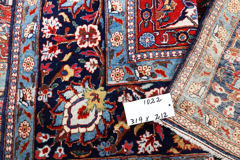 A semi.antique Kashan, c. 319 x 212 cm.