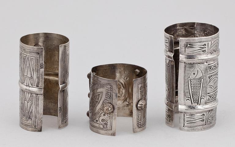 ARMRINGAR, 3 st, silver, orientaliska, 1900-tal. Tot vikt ca 593,8g.