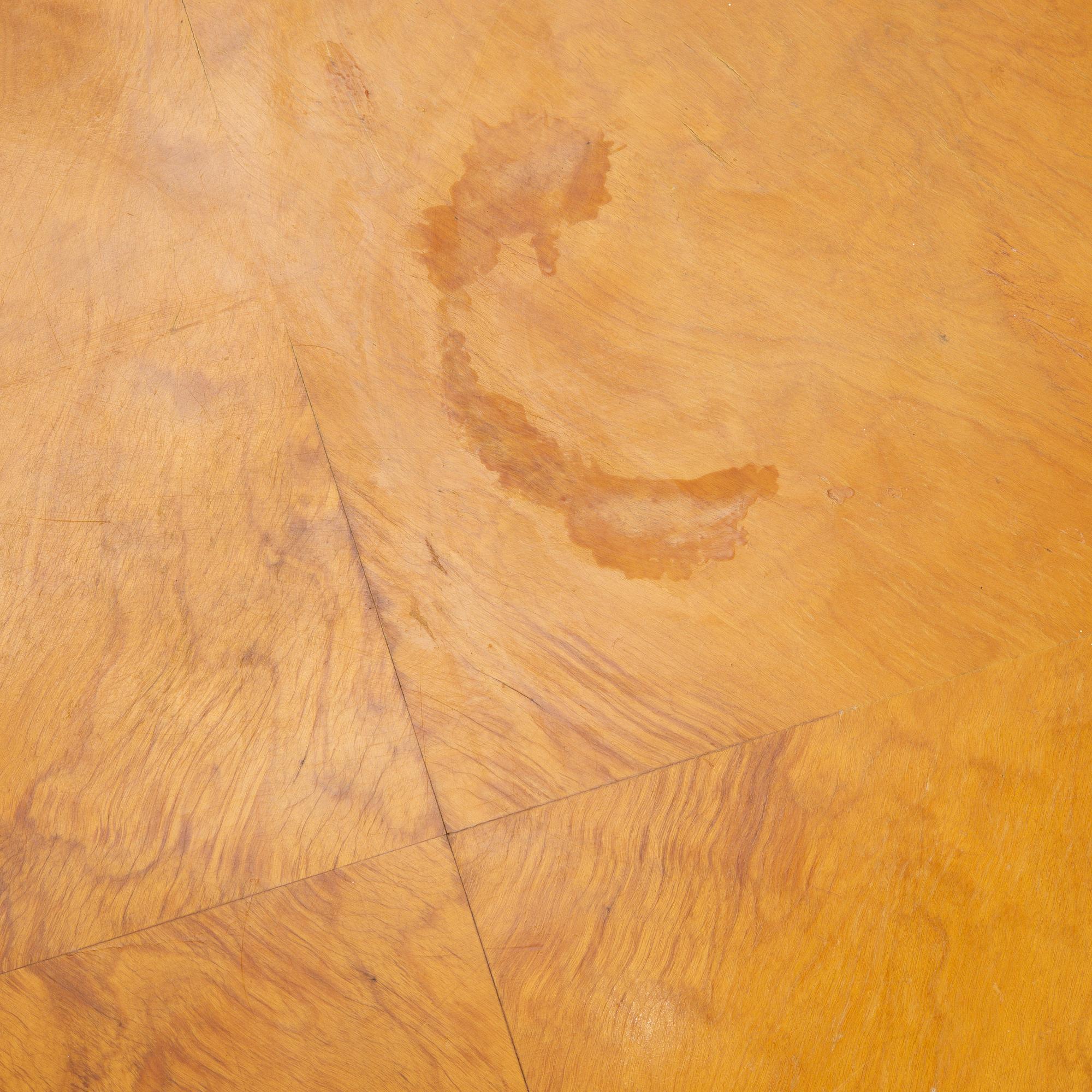 A 1930's table, Sweden. Sold at Ferdinand Lundqvist in Gothenburg.