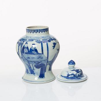 A blue and white jar with cover, late Qing dynsty, circa 1900.