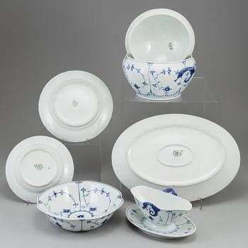 BING & GRØNDAHL, 40 psc 'Musselmalet' porcelaine.