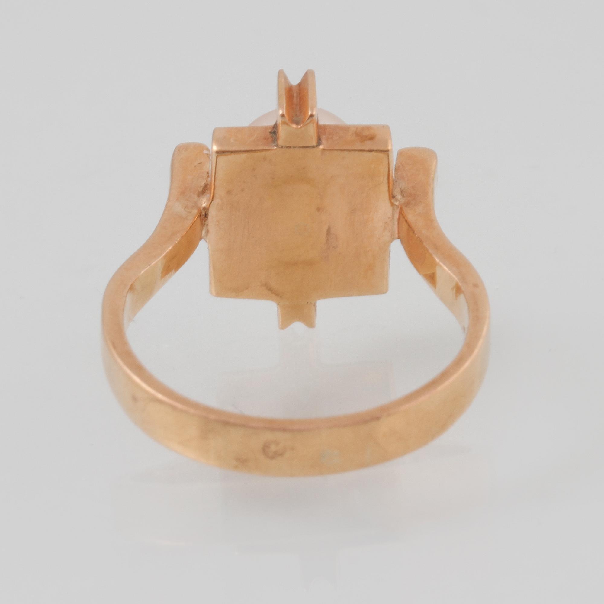 RING, 18K guld med odlad pärla, utländsk stämpel. Vikt 5,8 gram.