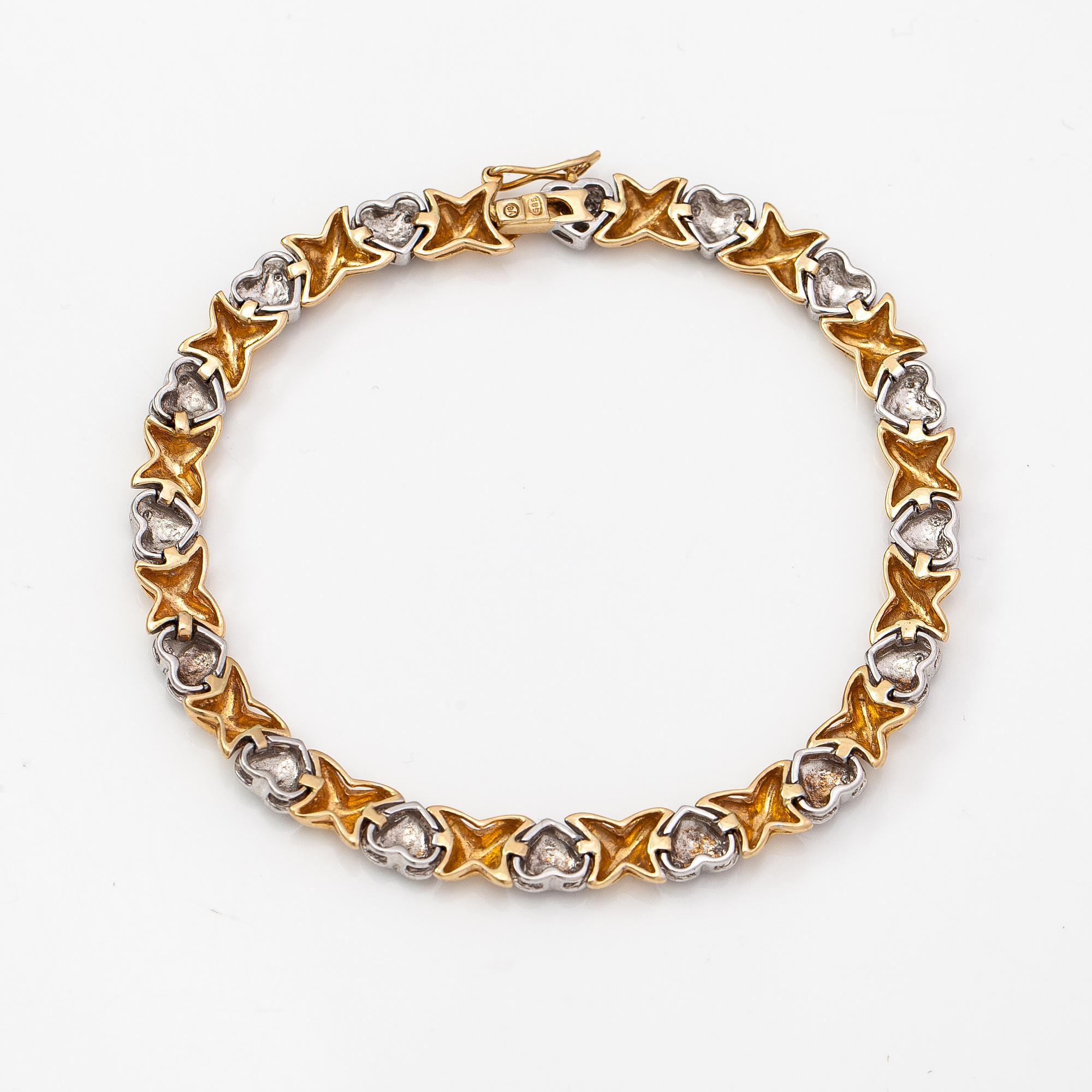A 14K gold and diamonds ca. 0.16 ct in total.