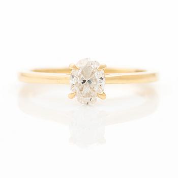 Ring 18K guld med ovalslipad diamant 0.72 ct, medföljande GIA dossier.
