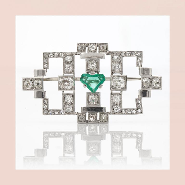 BROSCH, platina med gammalslipade diamanter ca 2 ct samt syntetisk smaragd. Franska stämplar. Art Déco, ca 1930-tal.