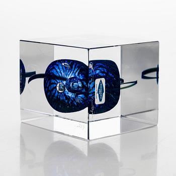 Oiva Toikka, a glass cube, signed Oiva Toikka, Nuutajärvi, Sampo-yhtiöt.