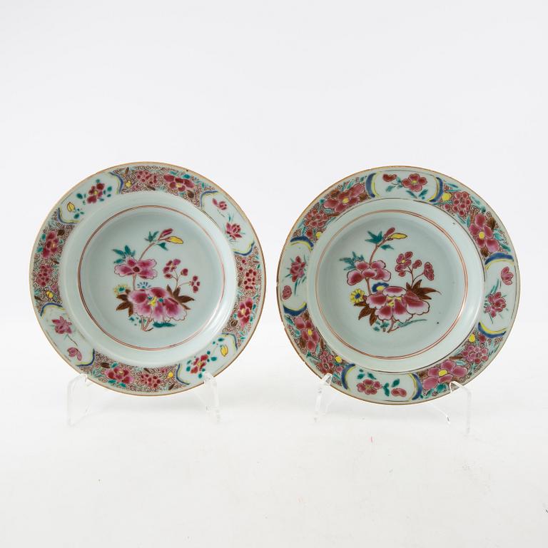 A group lot of six Chinese Export dishes, Qing dynasty, 18th century.