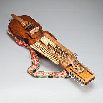 NYCKELHARPA, Byggd av Hans Månsson, Hallstavik, 1970-tal.