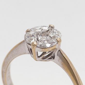 Sormus, markiisihiottuja ja prinsessihiottuja timantteja, 18K valkokultaa.