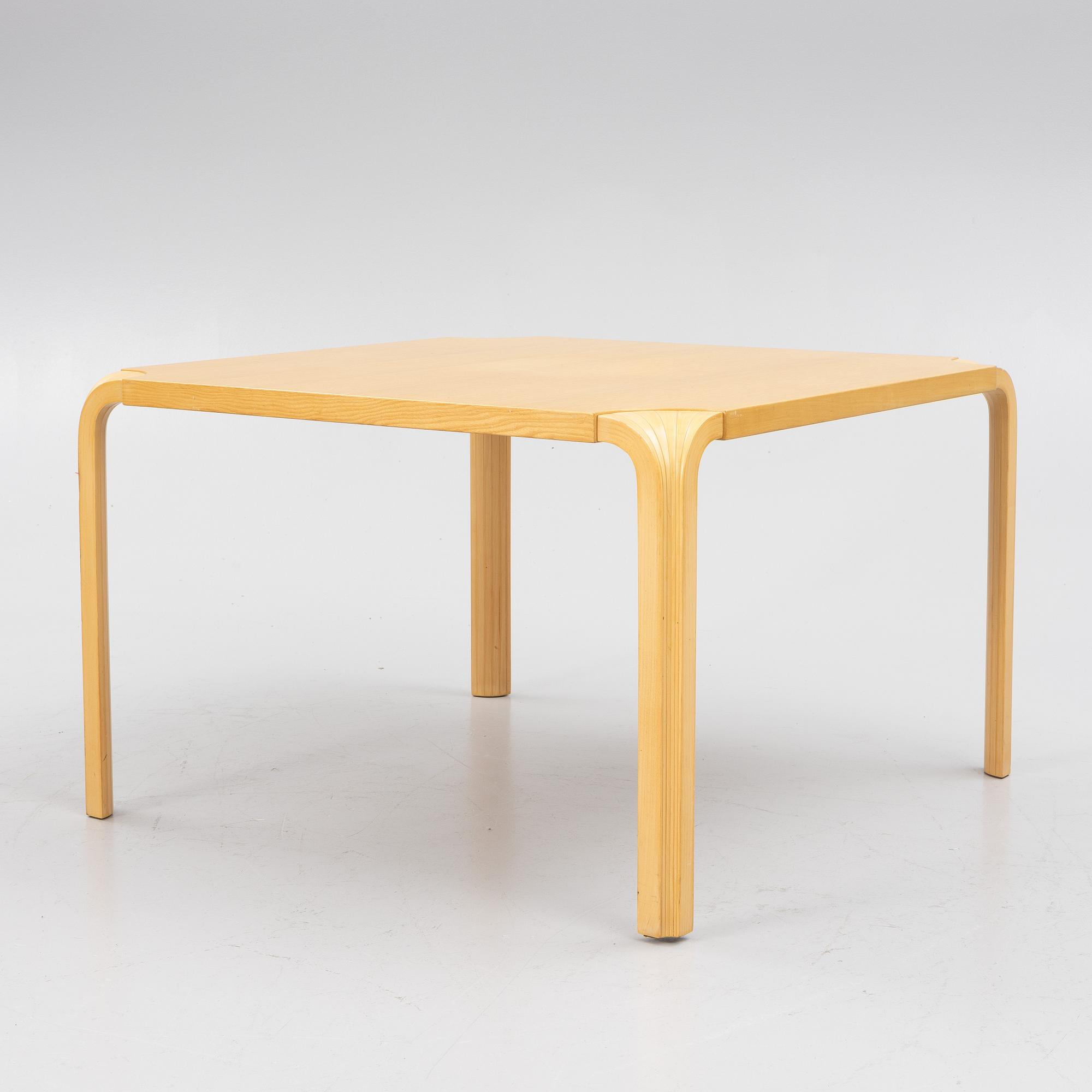 Alvar Aalto, soffbord, modell MX800B, Artek Finland.