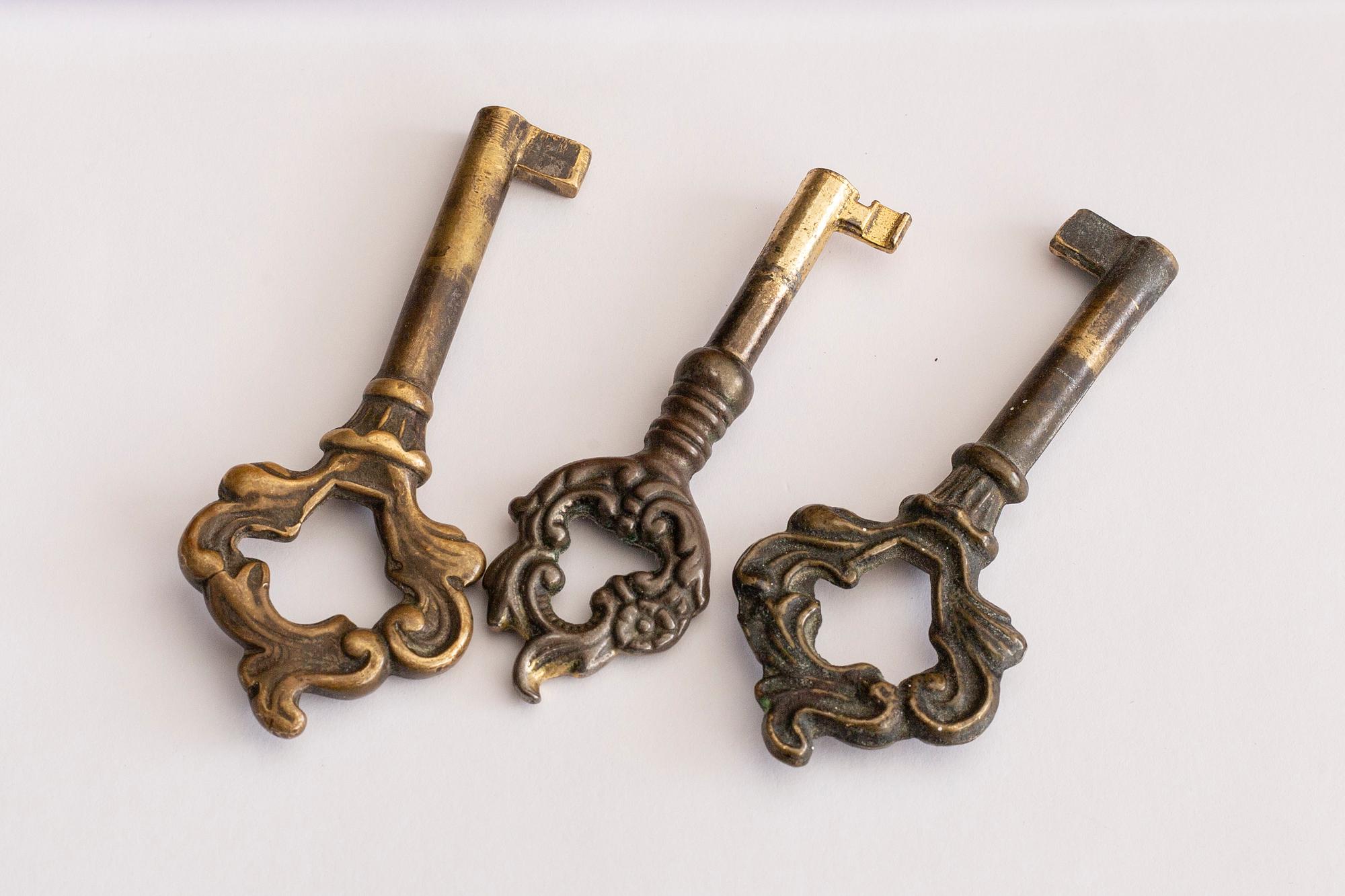 SKRIVSKÅP, rokokostil, 1900-takets andra hälft.