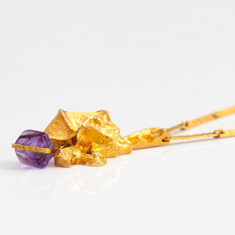 BJÖRN WECKSTRÖM, A 14K gold necklace "Kaltio" with an amethyst. Lapponia 1973.