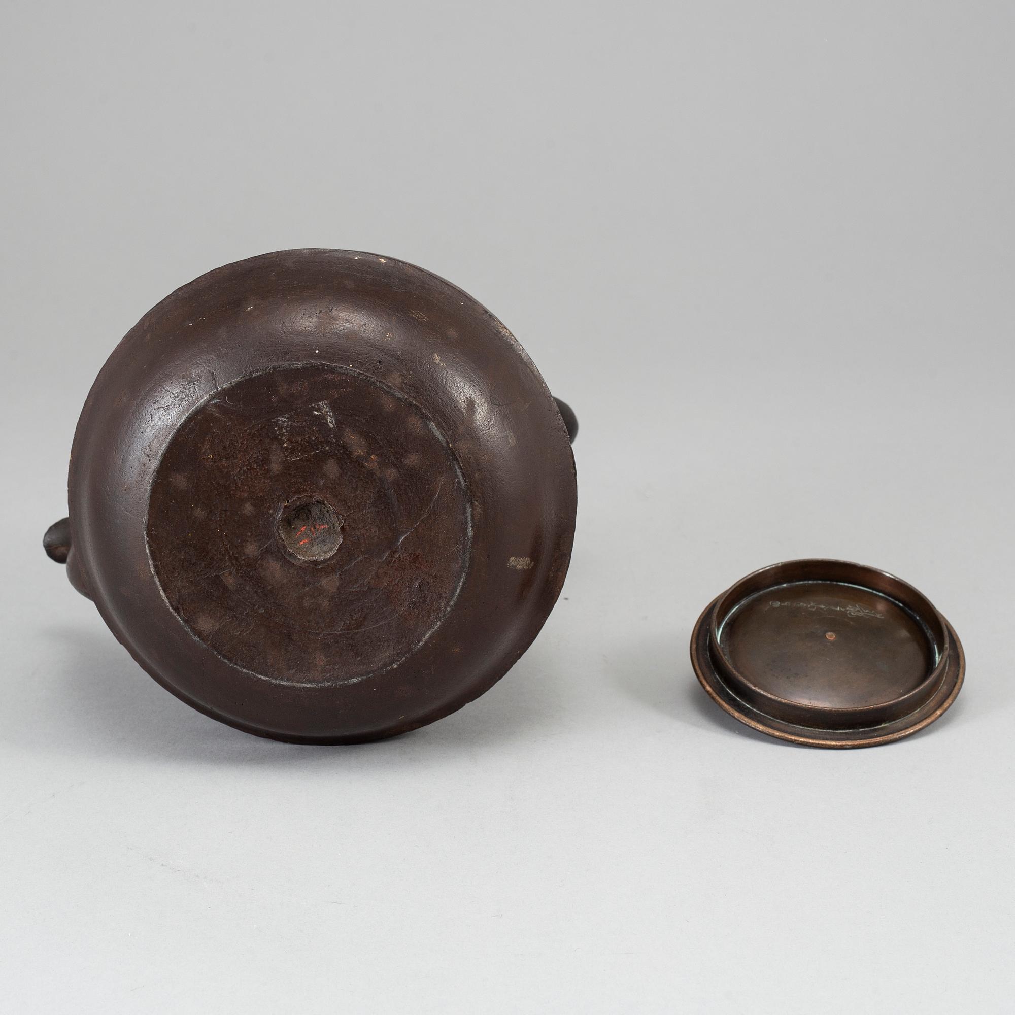 TEKANNA med LOCK, järn och brons. Japan, signerad.