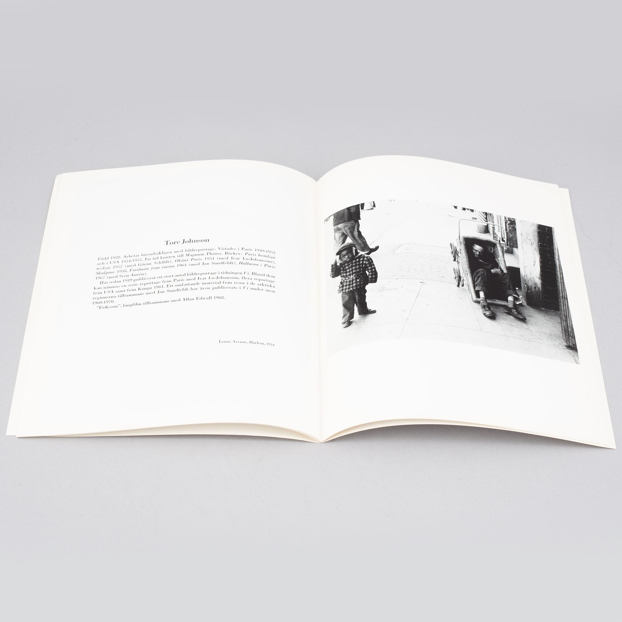 Tiofoto, 2 böcker samt 4 kataloger, några med dedikation.