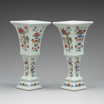 A pair of square, famille rose temple vases, Qianlong / Jaiqing, about year 1800.