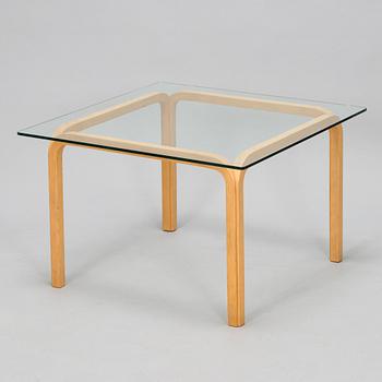 Alvar Aalto 'Y805B' coffee table for Artek 1970s.