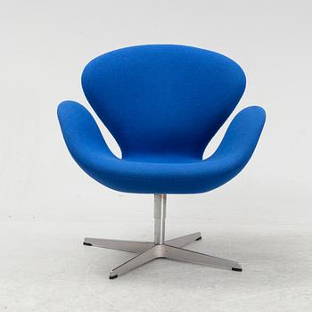 Arne Jacobsen, fåtölj, "Svanen", Fritz Hansen, Danmark, daterad 2005.