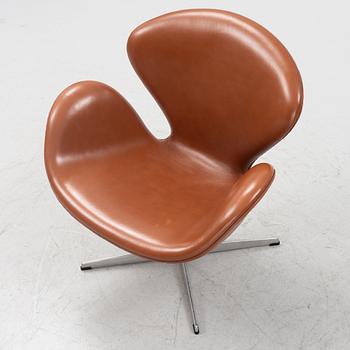 Arne Jacobsen, fåtölj, "Svanen", Fritz Hansen, Danmark, 2007.