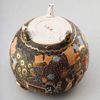 RÖKELSEKAR med lock, porslin, s k koro, Satsuma, Japan, 1900-talets första hälft.