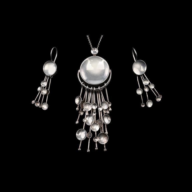 A PAIR OF EARRINGS AND A PENDANT, silver, Suomen Kultaseppä 1974. Weight 22,5 g.