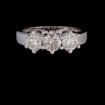 RING, 18k vitguld med briljantslipade diamanter, 1.48 ct, Milano, Italien. Vikt 6,4 g.