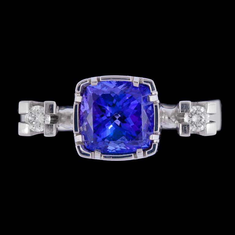 RING, tanzanit och briljantslipade diamanter, tot. ca 0.12 ct.